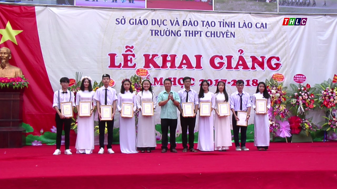 Bí thư Tỉnh ủy Nguyễn Văn Vịnh trao học bổng cho 10 học sinh có thành tích xuất sắc nhất trong năm học 2016-2017