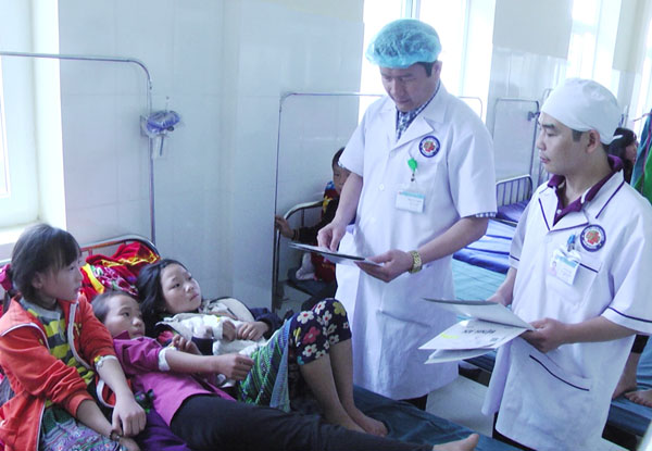 Lãnh đạo Bệnh viện đa khoa huyện Sa Pa thăm khám cho các em học sinh. Ảnh: Hồng Hải.