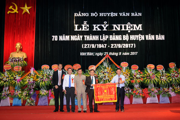 Đồng chí Bí thư Tỉnh ủy tặng bức trướng cho Đảng bộ, chính quyền và nhân dân các dân tộc huyện Văn Bàn.