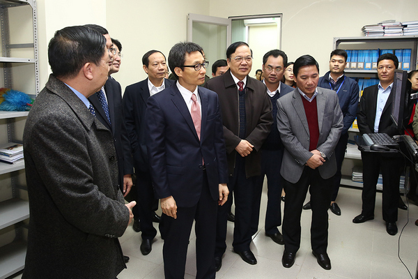 Phó Thủ tướng Vũ Đức Đam thăm bộ phận số hoá tài liệu, giáo trình của Trung tâm Học liệu, Đại học Thái Nguyên. Ảnh: VGP/Đình Nam